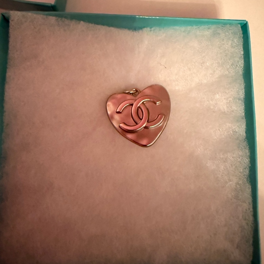 New CHANEL Silver Heart Pendant Necklace - Picture 5 of 7